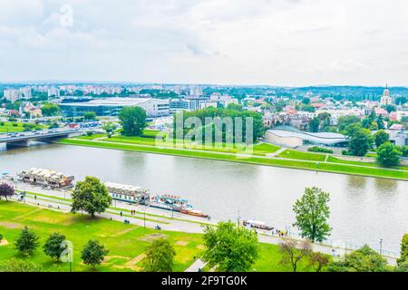 Vista sul fiume Vistola sotto il castello di wawel a Cracovia/Cracovia in Polonia. Foto Stock