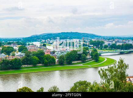 Vista sul fiume Vistola sotto il castello di wawel a Cracovia/Cracovia in Polonia. Foto Stock