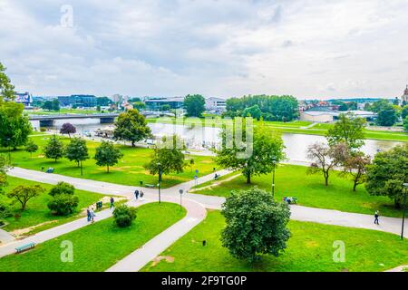 X people si rilassano sul fiume Vistola sotto il castello di wawel a Cracovia/Cracovia in Polonia. Foto Stock