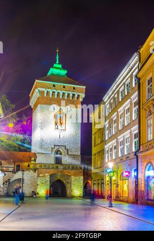 Vista notturna della fortificazione storica della città polacca Cracovia/Cracovia. Foto Stock