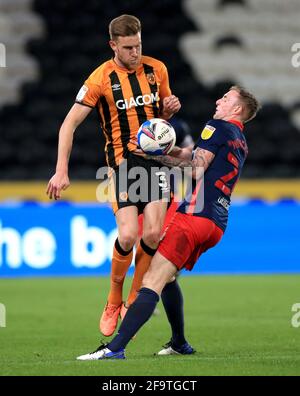 Hull City's Callum Elder (a sinistra) e Carl Winchester di Sunderland combattono per la palla durante la partita Sky Bet League One allo stadio KCOM di Hull. Data immagine: Martedì 20 aprile 2021. Foto Stock