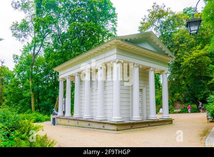 Vista del classicista di tempio alla dea Diana anche chiamato 'Tempio della Sibilla", situato nel Parco Lazienki a Varsavia Polonia Foto Stock