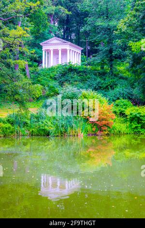 Vista del classicista di tempio alla dea Diana anche chiamato 'Tempio della Sibilla", situato nel Parco Lazienki a Varsavia Polonia Foto Stock