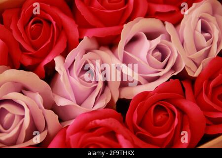 Cestino con rose di sapone e altri fiori di sapone isolato su bianco Foto  stock - Alamy