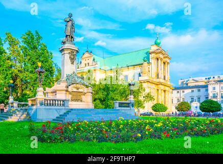 Statua e monumento di Adam Mickiewicz a Varsavia con la Chiesa del Seminario di. Assunzione della Beata Vergine Maria e di San Giuseppe (Carmelitano) a Pola Foto Stock