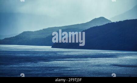 Paesaggio del lago Lacar in un pomeriggio tempestoso. San Martin de los Andes, Neuquen, patagonia argentina Foto Stock