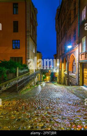 Vista notturna di una strada illuminata sull'isola di Sodermalm nel centro di Stoccolma, Svezia. Foto Stock