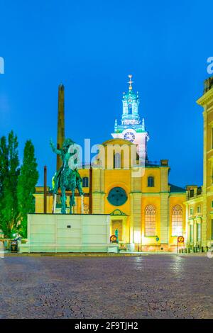 Vista notturna della statua equestre Carl XIV Johan di fronte alla chiesa Storkyrkan di Stoccolma, Svezia. Foto Stock