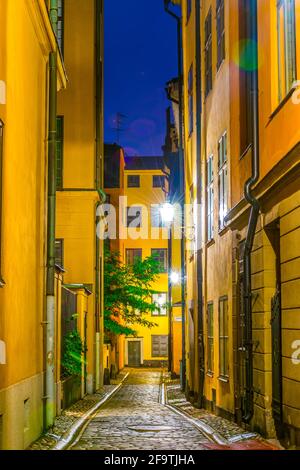 Vista notturna di una strada illuminata a Gamla Stan nel centro di Stoccolma, Svezia. Foto Stock