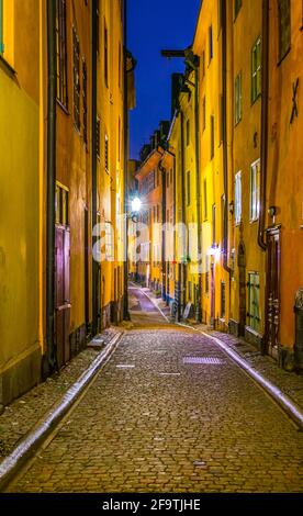 Vista notturna di una strada illuminata a Gamla Stan nel centro di Stoccolma, Svezia. Foto Stock