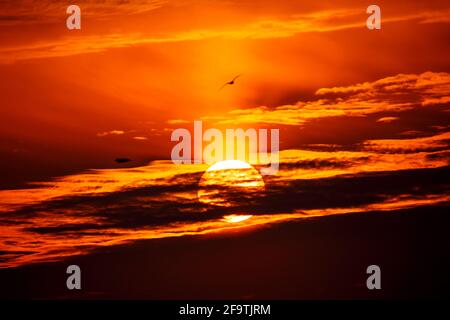 Morecambe, Lancashire, Regno Unito. 20 Apr 2021. Sunset over Morecambe Bay Credit: PN News/Alamy Live News Foto Stock