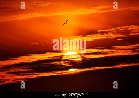 Morecambe, Lancashire, Regno Unito. 20 Apr 2021. Sunset over Morecambe Bay Credit: PN News/Alamy Live News Foto Stock