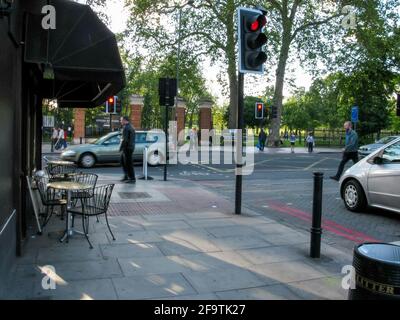 Incrocio di North London Streets, persone e semafori all'entrata di Finsbury Park sulla Seven Sisters Road, vista da Finsbury Park Road, Londra N4, Regno Unito dal 2012 Foto Stock