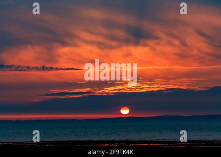 Morecambe, Lancashire, Regno Unito. 20 Apr 2021. Sunset over Morecambe Bay Credit: PN News/Alamy Live News Foto Stock