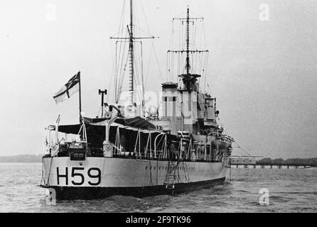 AJAXNETPHOTO. 1937. SPITHEAD, INGHILTERRA. - OLTRE LA RIPARAZIONE - HMS GALLANT (H59), UN CACCIATORPEDINIERE DI CLASSE G COSTRUITO DA ALEXANDER STEPHENSON SONS A GLASGOW NEL 1936, VISTO QUI ALLA REVISIONE DELL'INCORONAZIONE DI MAGGIO, È STATO ULTERIORMENTE DANNEGGIATO DA AXIS AIR RAID A MALTA DURANTE LE RIPARAZIONI E SCUTLED COME UN BLOCKSHIP. PHOTOGRAPHER:UNKNOWN © DIGITAL IMAGE COPYRIGHT AJAX VINTAGE PICTURE LIBRARY SOURCE: AJAX VINTAGE PICTURE LIBRARY COLLECTION REF:50 20 3 Foto Stock