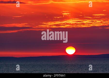 Morecambe, Lancashire, Regno Unito. 20 Apr 2021. Sunset over Morecambe Bay Credit: PN News/Alamy Live News Foto Stock