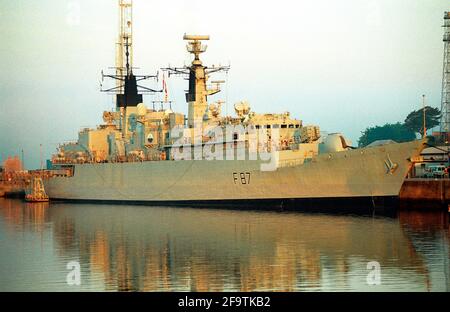 AJAXNETPHOTO. SETTEMBRE 2003. DEVONPORT, PLYMOUTH, INGHILTERRA. - HMS CHATHAM ATTENDE UNA STOPPA A SECCO ATTRACCA IN DEVONPORT IN UNA TRANQUILLA MATTINA DI SETTEMBRE. PHOTO:JONATHAN EASTLAND/AJAX REF:309311 13 Foto Stock