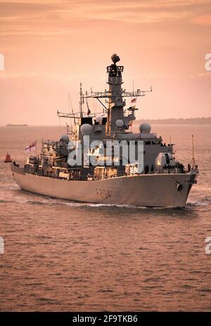 AJAXNETPHOTO. 23 GENNAIO 2014. PORTSMOUTH, INGHILTERRA. - ARRIVA IL TIPO 23 - HMS IRON DUKE (F234) ENTRA NEL PORTO ALL'ALBA.PHOTO:TONY HOLLAND/AJAX REF:DTH142301 6787 Foto Stock