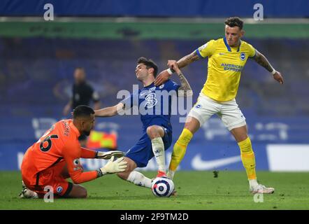 Christian Pulisic (centro) di Chelsea si trova sotto la sfida di Robert Sanchez, portiere di Brighton e Hove Albion (a sinistra) e ben White (a destra) durante la partita della Premier League a Stamford Bridge, Londra. Data immagine: Martedì 20 aprile 2021. Foto Stock