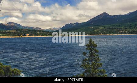 Paesaggio del lago Meliquinia in una mattina estiva. San Martin de los Andes, Neuquen, patagonia argentina Foto Stock