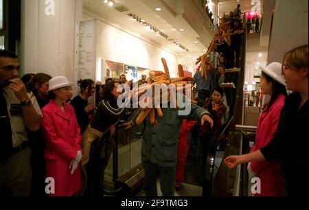 Japanease artista Tatsumi Origoto maggio 2001, conduce una sfilata di persone con pani di pane lungo Oxford Street, fuori Selfridges per coincidere con la vita di Tokyo. Tatsumi Origoto è sulla destra. Foto Stock