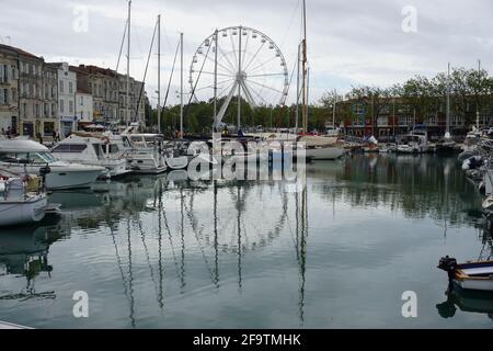 Centro di la Rochelle, Francia presso il porto con la ruota di ferro con specchio riflesso in acqua Foto Stock