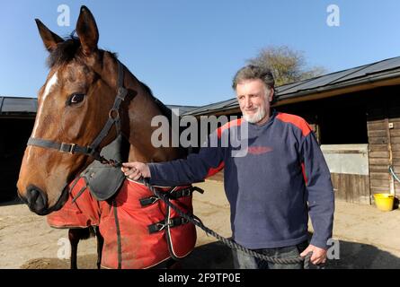 IL FORMATORE PAT RODFORD & SPARKEY PUÒ CHI CORRERÀ A CHELTENHAM NELLE SUE SCUDERIE IN ASH SOMERSET.7/3/2011. IMMAGINE DAVID ASHDOWN Foto Stock