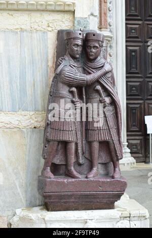 Ritratto dei quattro Tetrarchi, antica scultura in porfido intorno al 300 d.C., in un angolo della façade della Basilica di San Marco a Venezia. Foto Stock