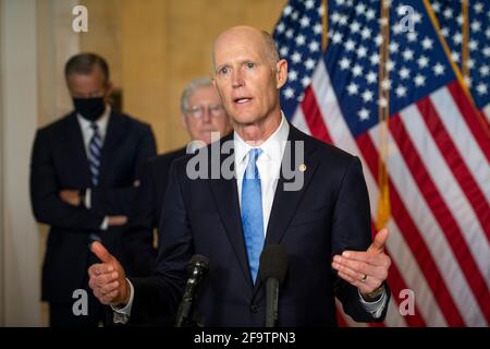 Il senatore degli Stati Uniti Rick Scott (repubblicano della Florida) offre osservazioni in seguito al pranzo repubblicano del Senato Russell edificio dell'ufficio del Senato a Washington, DC, martedì 20 aprile 2021. Credito: Rod Lammey/CNP /MediaPunch Foto Stock
