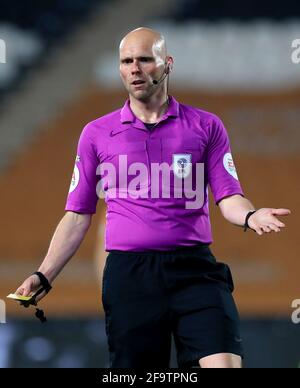 Arbitro Charles Breakspear durante la partita Sky Bet League One allo stadio KCOM, Hull. Data immagine: Martedì 20 aprile 2021. Foto Stock