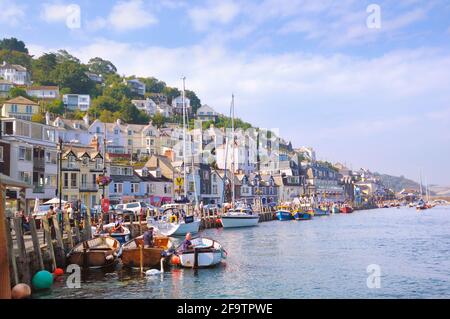 Case in collina che si affacciano sul porto e le barche lungo il fiume Looe, West Looe, Cornovaglia, Inghilterra, Regno Unito Foto Stock