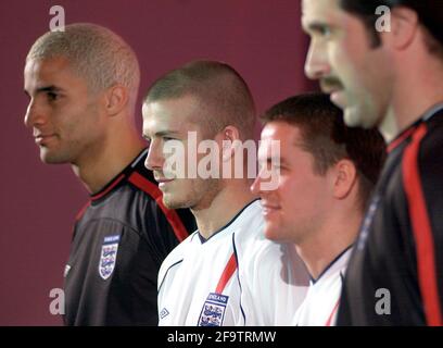 David Beckham Football Player of England, febbraio 2001con i compagni di squadra David James, Michael Owen e David Seaman al lancio della divisa New England Football al NEC Birmingham Foto Stock