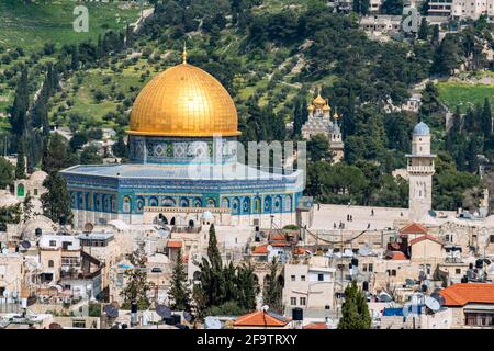Cupola della roccia con la sua cupola dorata sul Monte del Tempio di Gerusalemme e Monte degli Ulivi con la Chiesa di Santa Maria Maddalena vista dalla Torre di Davide Foto Stock