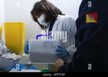Preparazione del vaccino anti-Covid19 Pfizer Foto Stock