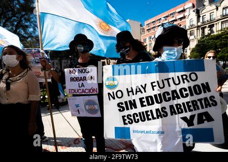 Le donne hanno visto i segni con gli slogan che leggono 'non c'è futuro senza l'istruzione, le scuole ora aperte.' durante la dimostrazione.i genitori auto-convocati hanno tenuto una dimostrazione di fronte alla Corte Nazionale per chiedere che il governo apre le scuole nonostante le nuove restrizioni Covid19. Foto Stock