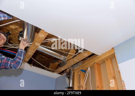 Impianto di installazione tubi di ventilazione condotto HVAC nel climatizzatore centrale A. soffitto Foto Stock