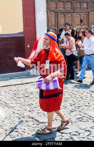 ANTIGUA, GUATEMALA - 27 MARZO 2016: Partecipanti alla processione della domenica di Pasqua ad Antigua, Città del Guatemala. Foto Stock