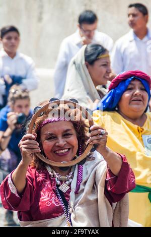 ANTIGUA, GUATEMALA - 27 MARZO 2016: Partecipanti alla processione della domenica di Pasqua ad Antigua, Città del Guatemala. Foto Stock