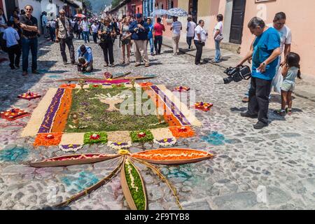 ANTIGUA, GUATEMALA - 27 MARZO 2016: Tappeto decorato sulla strada prima della processione la Domenica di Pasqua a Antigua Città del Guatemala. Foto Stock