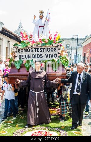 ANTIGUA, GUATEMALA - 27 MARZO 2016: La processione attraversa una delle numerose carrette decorate la domenica di Pasqua nella città di Antigua Guatemala. Foto Stock