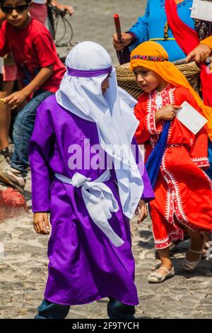 ANTIGUA, GUATEMALA - 27 MARZO 2016: Partecipanti alla processione della domenica di Pasqua ad Antigua, Città del Guatemala. Foto Stock