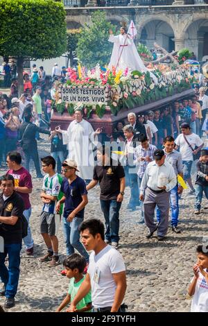 ANTIGUA, GUATEMALA - 27 MARZO 2016: Partecipanti alla processione della domenica di Pasqua ad Antigua, Città del Guatemala. Foto Stock