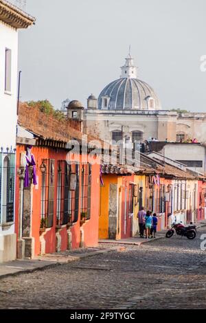 ANTIGUA, GUATEMALA - 27 MARZO 2016: Case coloniali colorate ad Antigua Guatemala Foto Stock