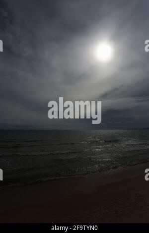 Vista notturna del mare dove la luna splende, Spiaggia di notte in Thailandia. Foto Stock