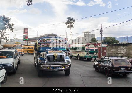 QUETZALTENANGO, GUATEMALA - 21 MARZO 2016: Autobus colorati di pollo, ex autobus scolastici degli Stati Uniti, giro nella città di Quetzaltenango Foto Stock