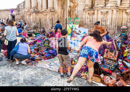 ANTIGUA, GUATEMALA - 26 MARZO 2016: Fine settimana mercato dell'artigianato a Ruinas del Carmen a Antigua Guatemala città, Guatemala. Foto Stock