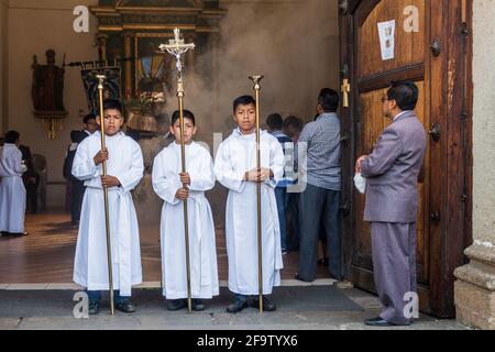 ANTIGUA, GUATEMALA - 27 MARZO 2016: I partecipanti ad una processione la domenica di Pasqua nella città di Antigua Guatemala. Foto Stock