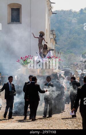 ANTIGUA, GUATEMALA - 27 MARZO 2016: I partecipanti ad una processione la domenica di Pasqua nella città di Antigua Guatemala. Foto Stock