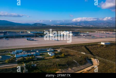 ATENE, GRECIA, 10 DICEMBRE 2015: Vista aerea dell'aeroporto internazionale di atene durante la giornata di sole di dicembre. Foto Stock