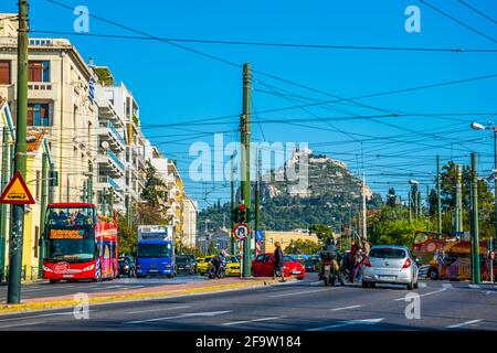 ATENE, GRECIA, 10 DICEMBRE 2015: Vista di un viale trafficato di leoforos vasilisis amalias, che è una delle strade principali nel centro storico di A. Foto Stock